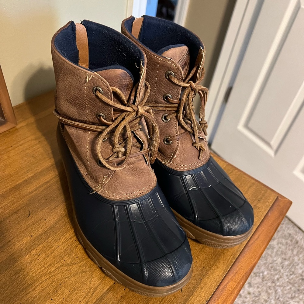 Sperry Duck Boots in navy blue. Size 8M